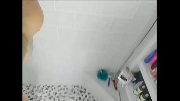 Дамочка принимает вебку душ