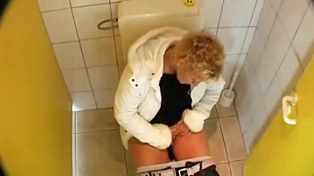Зрелая женщина трахнулась с парнем в мужском туалете
