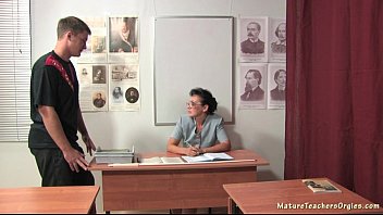 Русская учительница чпокается с учеником в классе